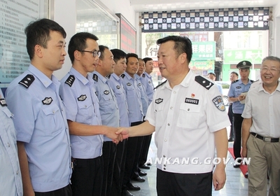 酷暑下的警民魚水情——陳明、楊尚偉慰問一線執(zhí)勤民警并指導(dǎo)后勤保障工作